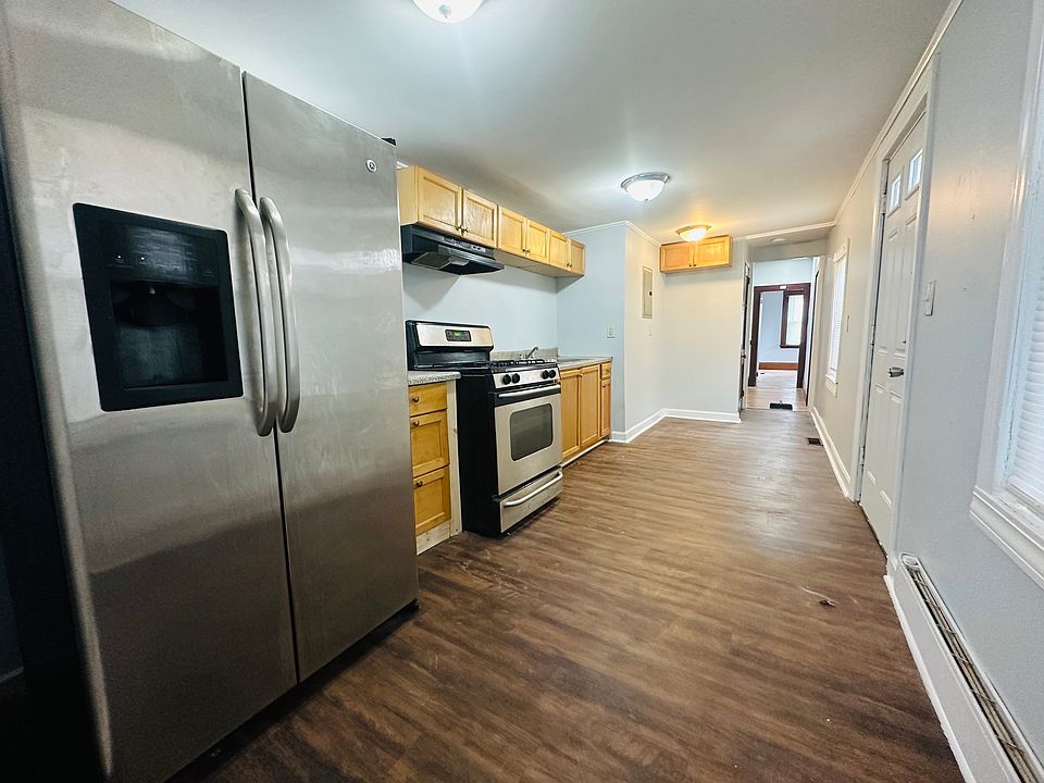 1st image of 415 Washington St Room 1
