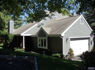 8 Crescent Hollow Ct, Ramsey, NJ 07446