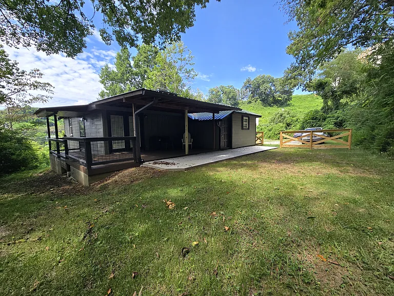 Large back deck with direct access to Stringer's Ridge.