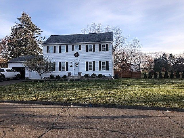 2nd image of 104 Quail Hollow Cir