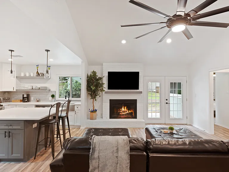 1005 Speer Ln — Photo 2