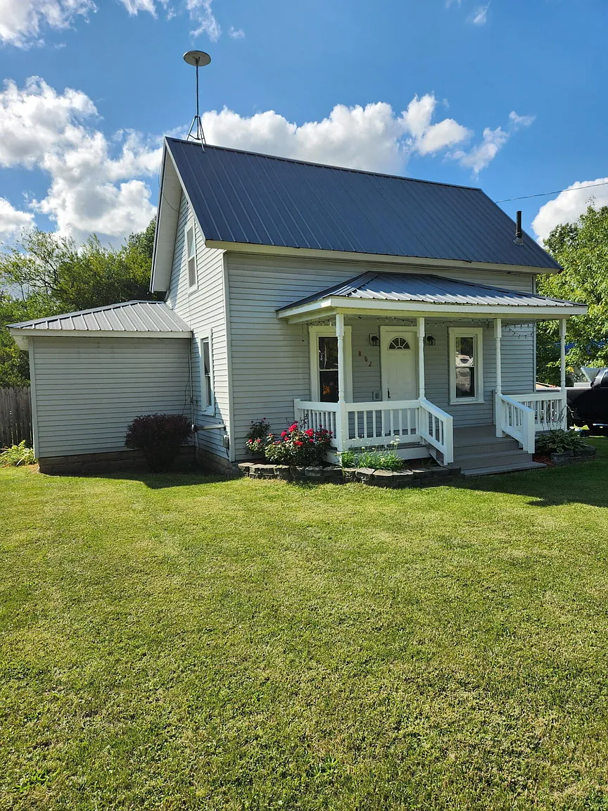802 Parker St photo 1
