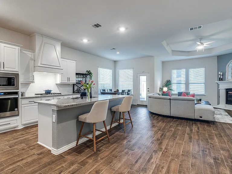 3129 Maverick Dr — Photo 2
