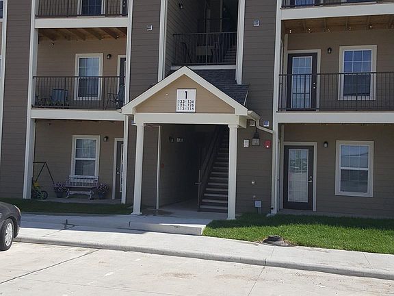 2nd image of 900 N Woodlawn St