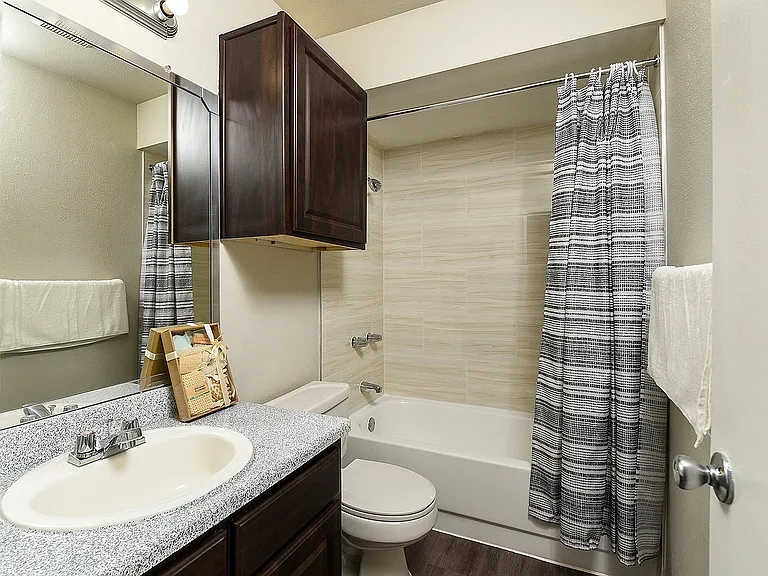 Cricket Hollow Apartments — Photo 25