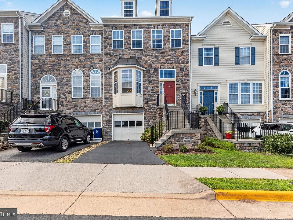 1st image of 825 Bluefield Sq NE