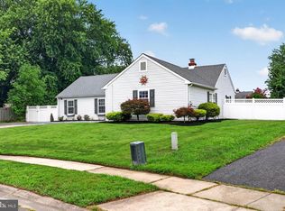 8 Holmes Ln, Marlton, NJ 08053