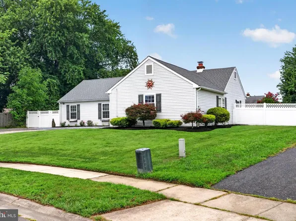 8 Holmes Ln, Marlton, NJ 08053
