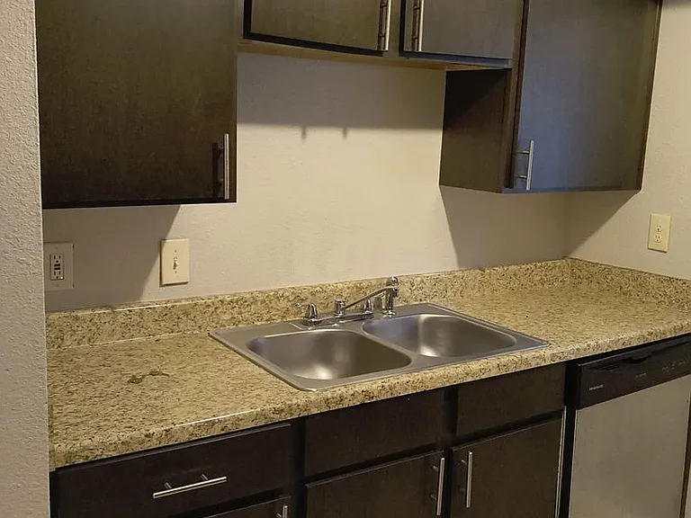 Reiger Park Apartments — Photo 33