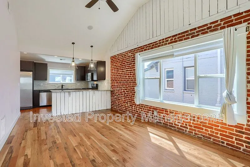 3 bed, 2.5 bath, 1400 sqft, $3,400 — Photo 3