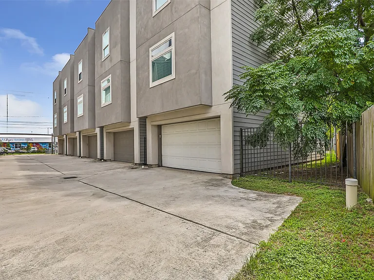 1310 Roberts St #1310 — Photo 11