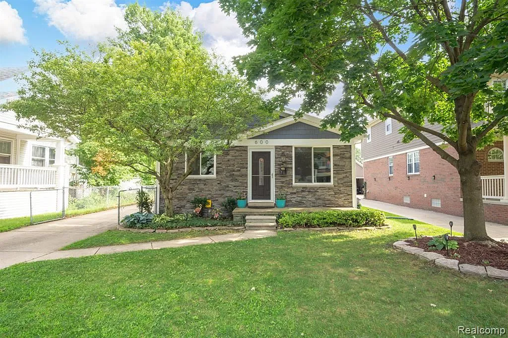 600 Forest Ave photo 1