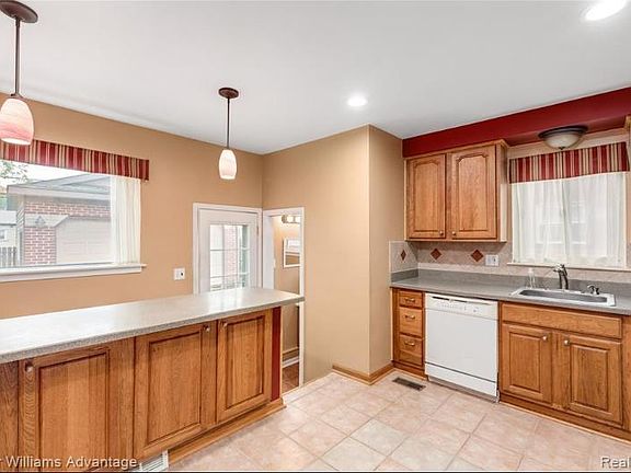 4th image of 32541 Mackenzie Dr