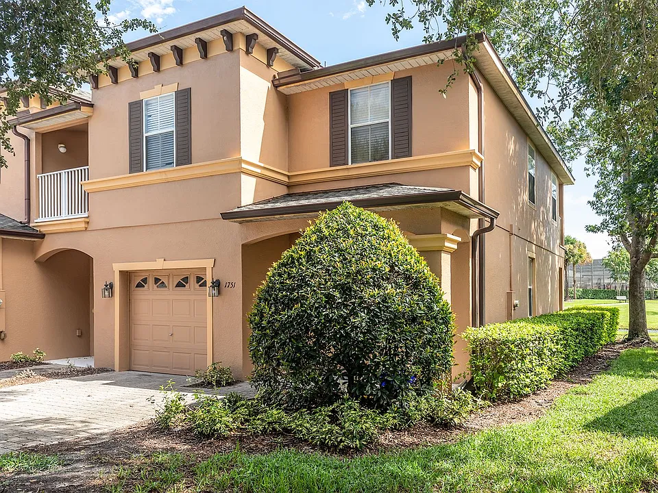 1751 Retreat View Cir