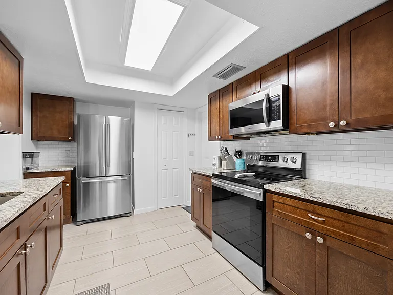 532 Roosevelt Ave #532 — Photo 2