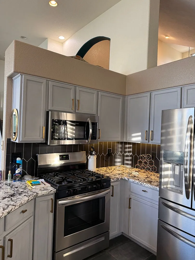 Single Family Beautiful Furnished 3 Bedroom/2.5 Bathroom with Flexible Lease terms. — Photo 4