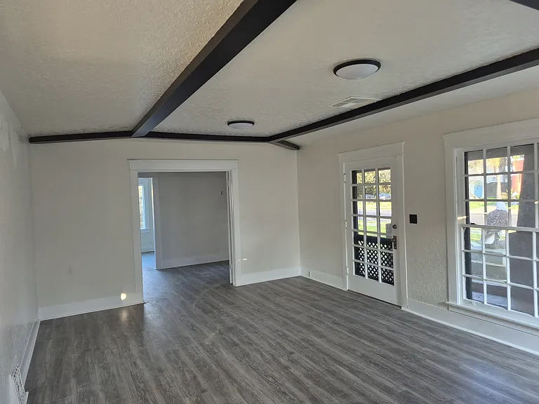 567 E Putnam Ave — Photo 2