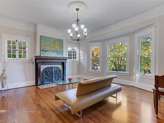 5th image of 1001 W McGee St