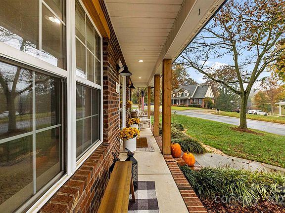 4th image of 214 Heather Glen Ln