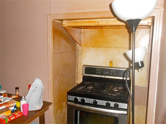 3rd image of 318 W Hart Ave