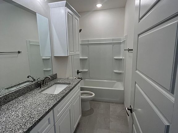 4th image of 5401 Lamont Ave