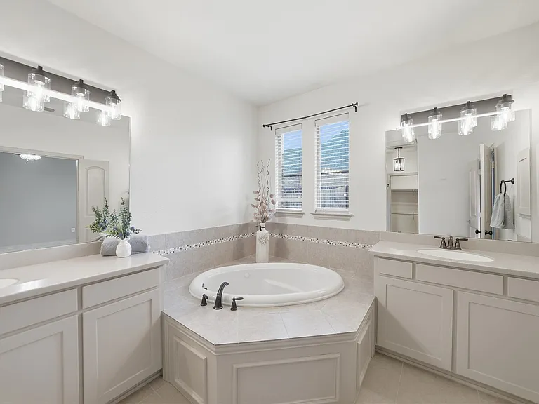 4500 Lakeside Hollow St — Photo 24