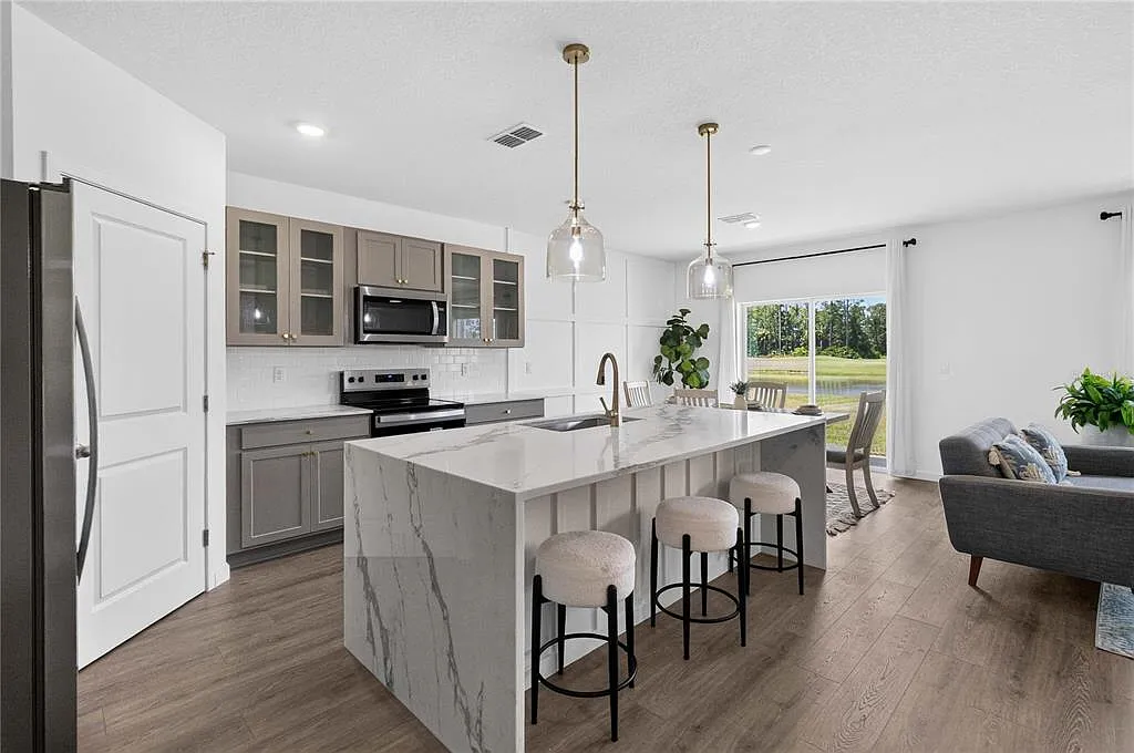 5 bed, 3.0 bath, 2601 sqft, $3,350 — Photo 3