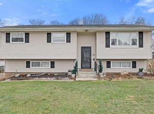 17 Stuart Dr, Poughkeepsie, NY 12603