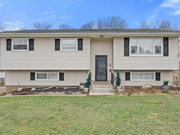 17 Stuart Drive, Poughkeepsie, NY 12603