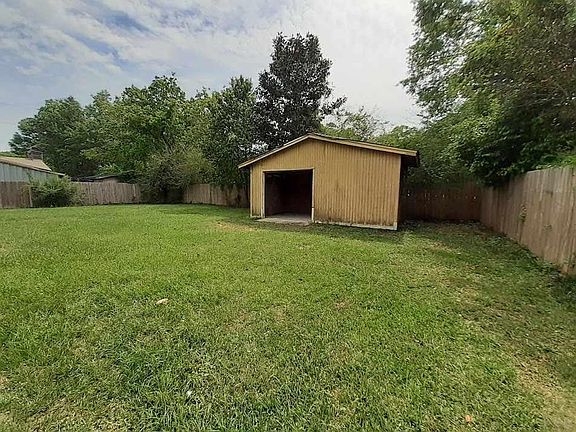 3rd image of 905 W Detroit Blvd