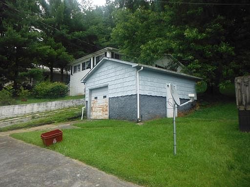 2nd image of 210 E Chestnut St APT 1