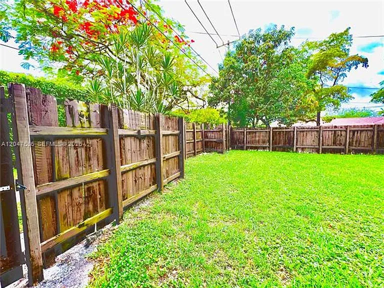 410 Pinecrest Dr #1 — Photo 8