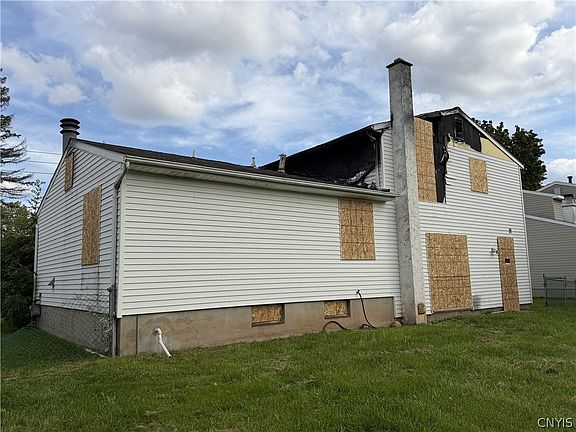 3rd image of 20 Tree Line Dr