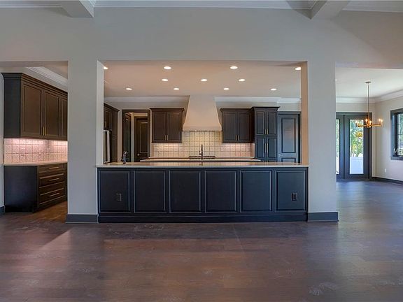 4th image of 460 Capri Way NE