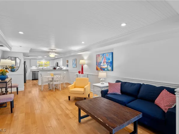 320 14th Ave S #320C, Naples, FL 34102