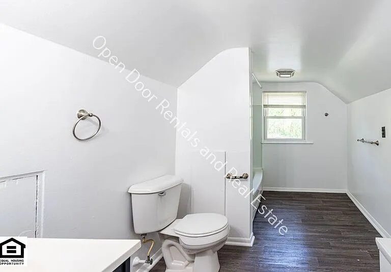 3112 1/2 Thompson Ave — Photo 8