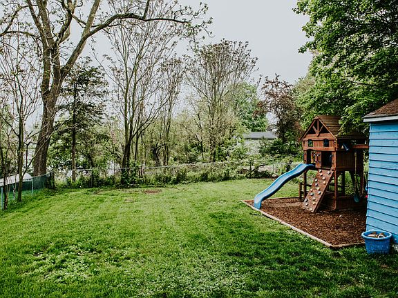 4th image of 10309 Park Dr