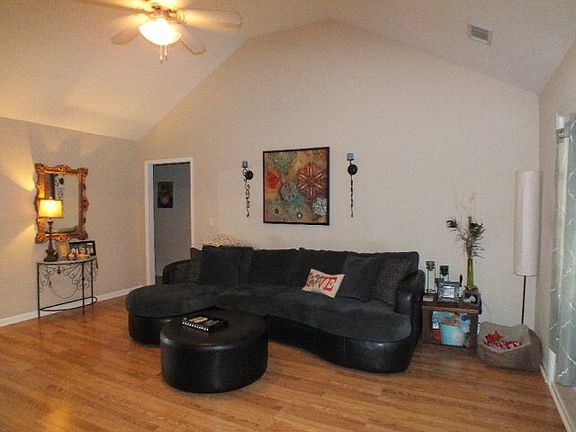 4th image of 208 Fox Haven Dr