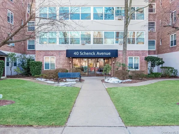 40 Schenck Avenue #2D, Great Neck, NY 11021