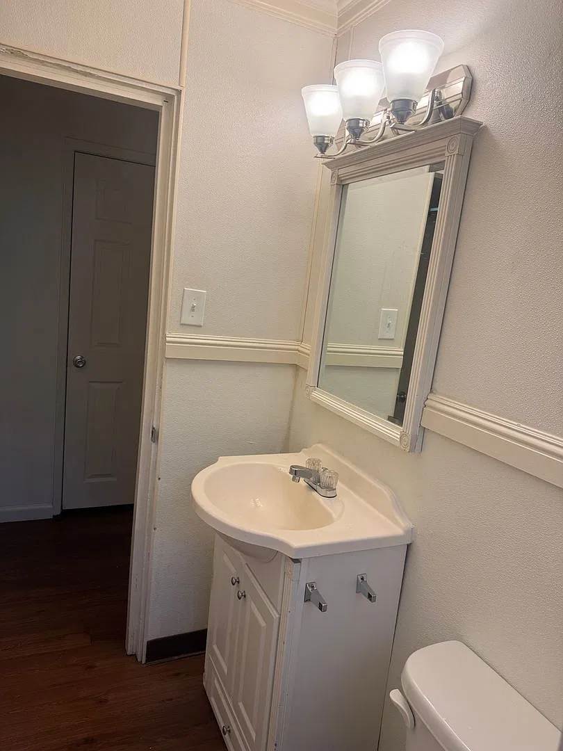 1 Bed/1 Bath In Redding — Photo 4