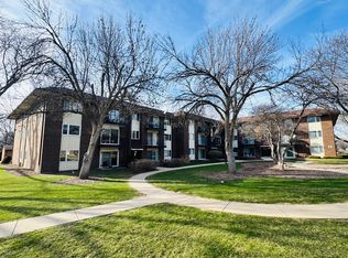 5S070 Pebblewood Ln APT F11, Naperville, IL 60563