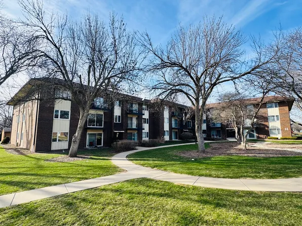 5S070 Pebblewood Ln APT F11, Naperville, IL 60563