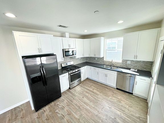 2nd image of 5928 Vineland Ave #5928