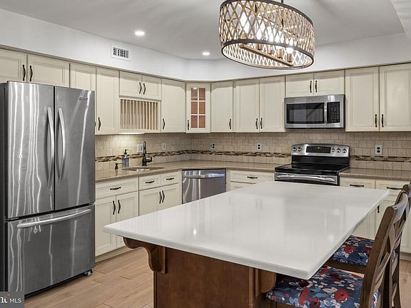 5th image of 104 Lamplighter Ct