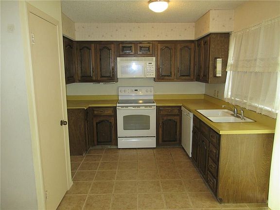 5th image of 3409 Kensington Dr