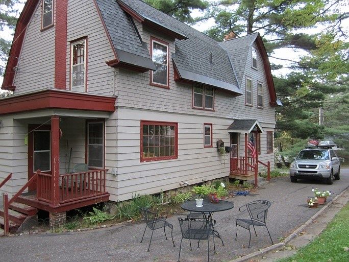 1st image of 402 Vivian St