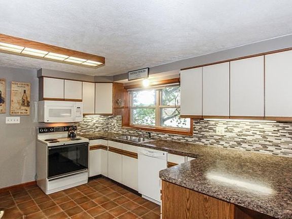 5th image of 8503 S Pine Point Dr