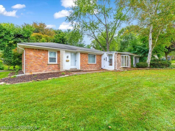 11916 Post Ln, South Lyon, MI 48178