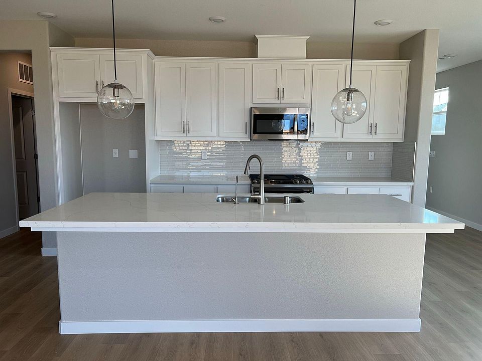 Quarts counter top island kitchen. Comes with microwave , oven, dishwasher and refrigerator.