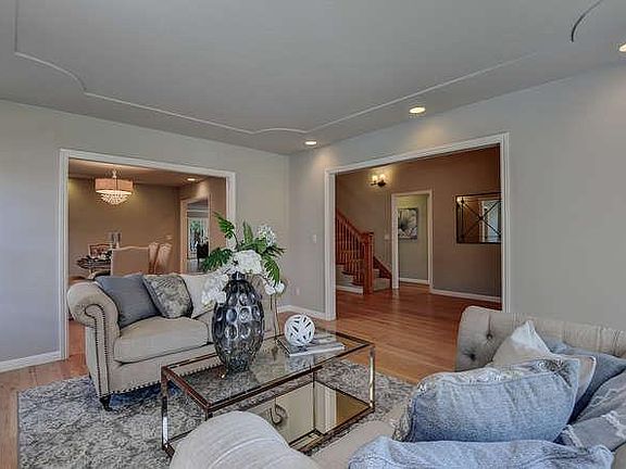 5th image of 1030 Laurie Ave